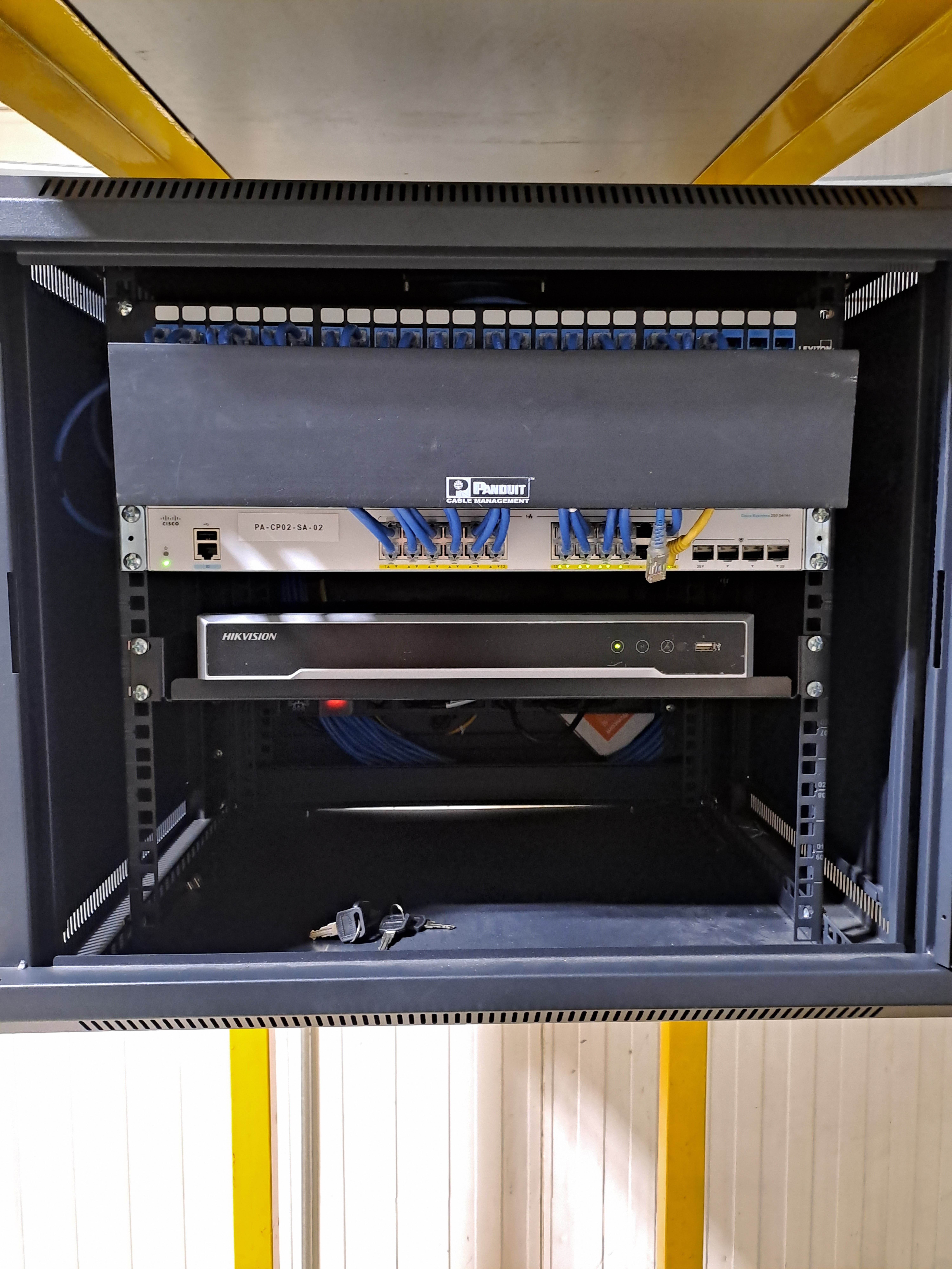 Rack: Patch panel, Switch, ISP, Firewall, Router
